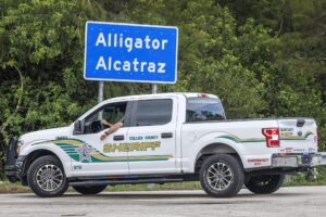 Foto de archivo que muestra a un alguacil custodiando la entrada del centro de detención 'Alligator Alcatraz' en Ochopee, Florida (EE.UU.). EFE/EPA/CRISTOBAL HERRERA-ULASHKEVICH