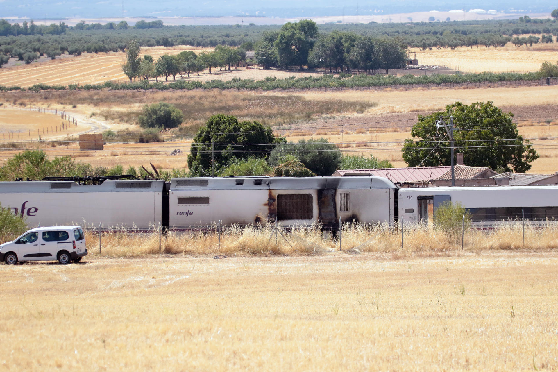 Los trenes de la línea Madrid-Andalucía que quedaron parados al comienzo de esta tarde de sábado por el incendio en un vagón de otro convoy entre Argamasilla de Calatrava y Puertollano (Ciudad Real) han vuelto a circular una vez subsanada esta incidencia, según InfoRenfe. El restablecimiento de la línea se ha producido después de que el tráfico ferroviario fuera cortado tras incendiarse el último vagón de otro tren, que circulaba a la altura de Argamasilla de Calatrava (Ciudad Real), por lo que fueron evacuados 210 pasajeros. EFE/Beldad
