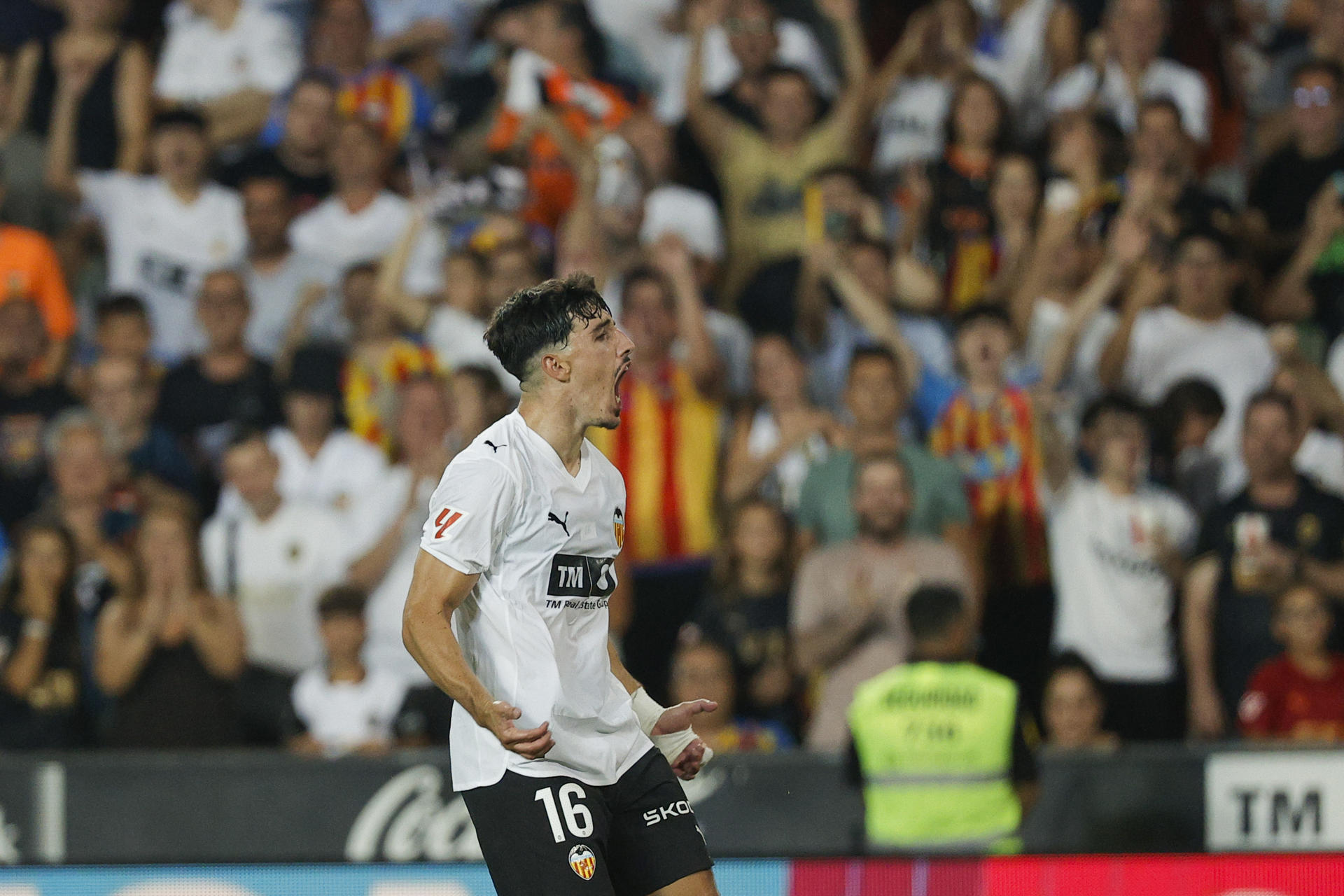 Fotografia de Manuel Bruque en la que puede verse una foto de archivo del 16 de agosto de 2025 del centrocampista del Valencia Diego López celebrando su gol durante un partido de LaLiga ante la Real Sociedad.