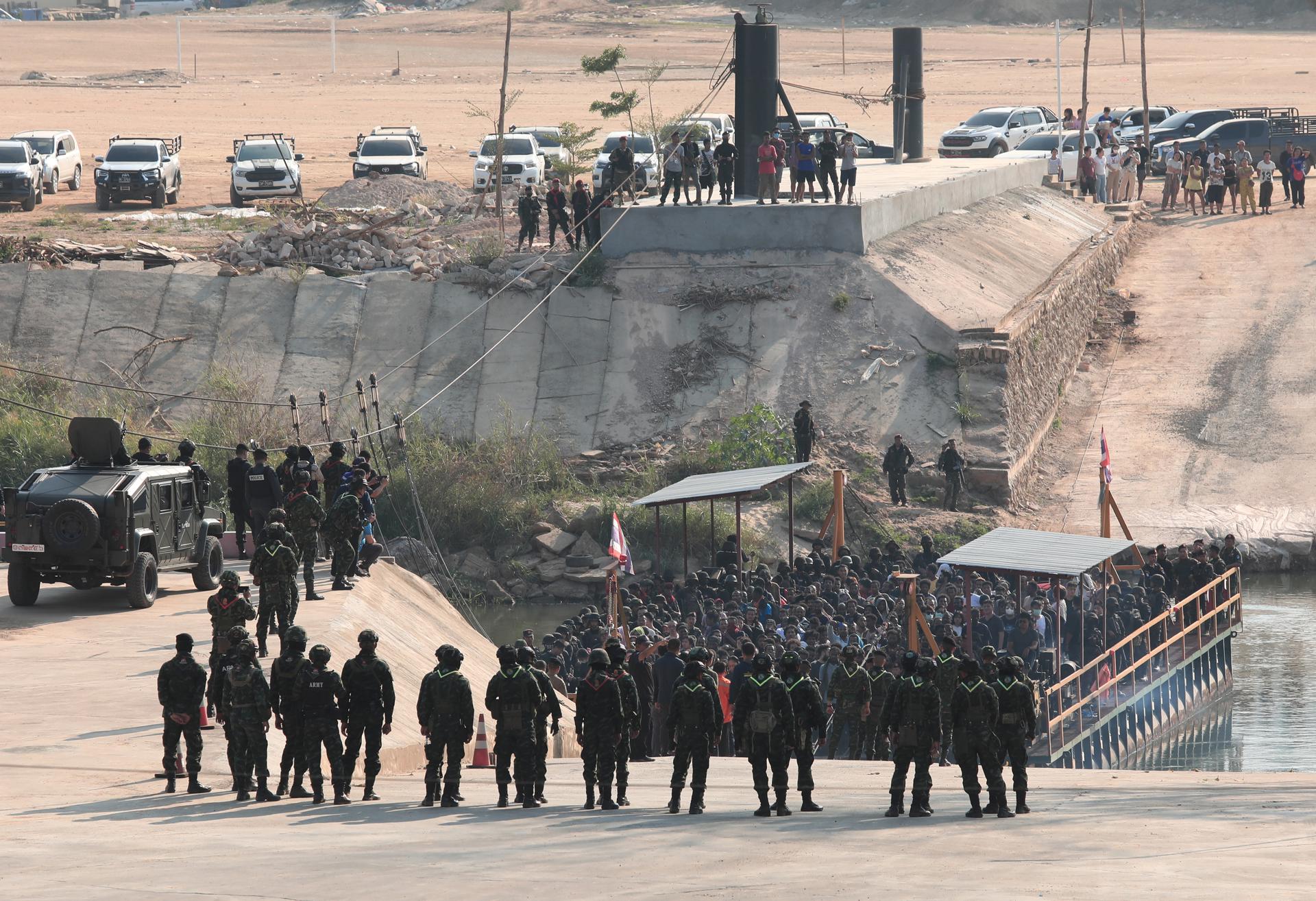 Archive. Phop Phra (Thailand), 12/02/2025.- People who were rescued from scam centers cross from Myanmar to Thailand aboard a barge, at the Myanmar-Thai border of Phop Phra district, near Mae Sot, Tak province, northern Thailand, 12 February 2025. A total of 261 people of various nationalities, who were lured and trafficked by suspected Chinese-operated call center scammer gangs, were rescued by Myanmar’s Democratic Karen Buddhist Army (DKBA) and handed over to Thai authorities, according to Thai commander of the Rajamanu Task Force, Nattakorn Rueantip.  (Birmania, Tailandia) EFE/EPA/SOMRERK KOSOLWITTHAYANANT