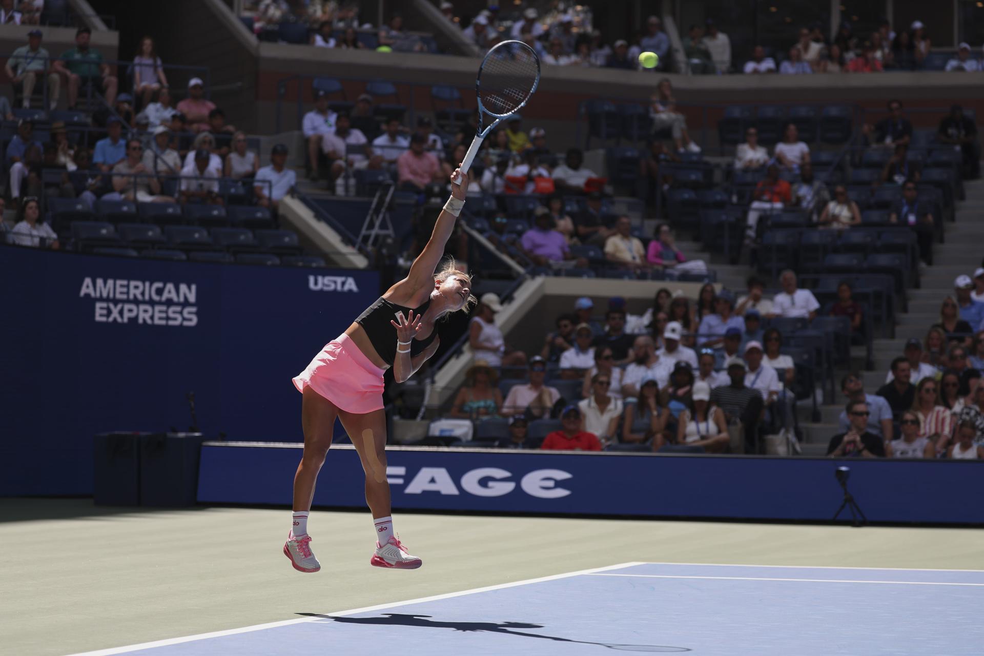 La mexicana Renata Zarazúa en acción contra la estadounidense Madison Keys en un partido de la primera ronda del Abierto de Tenis de Estados Unidos. EFE/EPA/SARAH YENESEL
