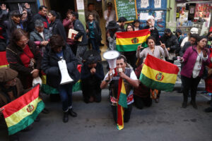 Simpatizantes del gobernador suspendido Luis Fernando Camacho, rezan por su libertad este lunes, en La Paz (Bolivia). EFE/ Luis Gandarillas