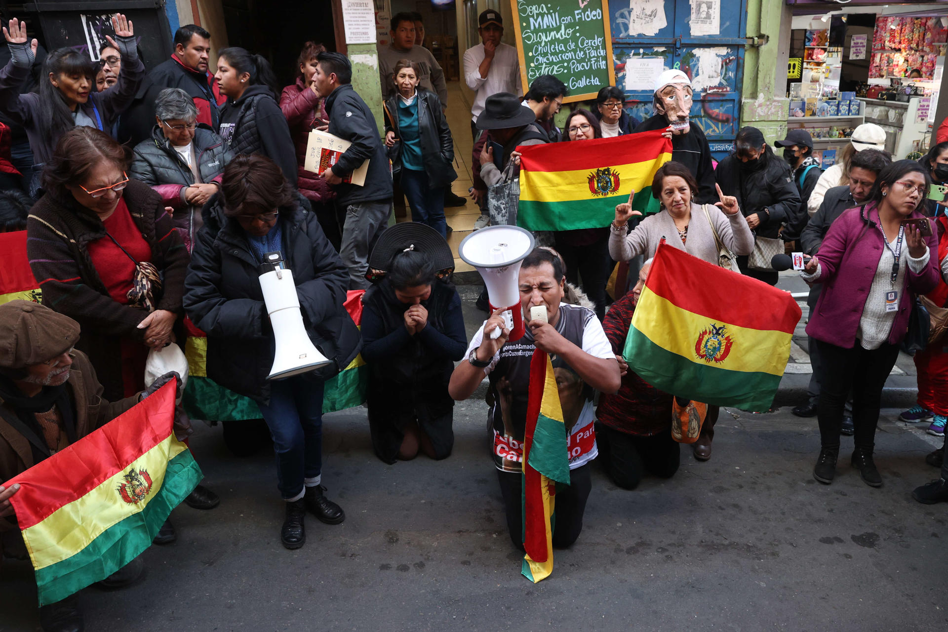 Simpatizantes del gobernador suspendido Luis Fernando Camacho, rezan por su libertad este lunes, en La Paz (Bolivia). EFE/ Luis Gandarillas