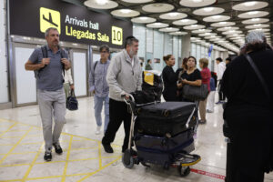 Imagen de archivo de la zona de llegadas del aeropuerto Madrid-Barajas. EFE/ Rodrigo Jiménez