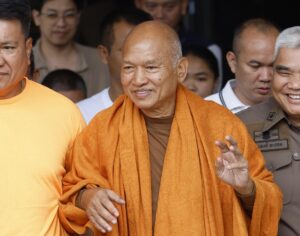BANGKOK (Thailand), 27/08/2025.- Thai former abbot of Wat Phra Baat Namphu temple, Phra Alongkot (C), who is a suspect in embezzlement and money laundering charges involving public donations, is escorted by police officers to the Criminal Court after an investigation at the Central Investigation Bureau (CIB) in Bangkok, Thailand, 27 August 2025. Phra Alongkot, originally named Kriangkrai Petchkaew, was known for humanitarian work in treating HIV-positive and AIDS patients at the temple in Lopburi province. He was arrested by Crime Suppression Division officers on embezzlement and money laundering charges involving more than 1,000 million Thai baht (about 26.4 million euros or 30.8 million US dollars). His assistant, Seksan Sapsubbsakul, better known as 'Mor Bee', was also arrested on similar charges. (Tailandia) EFE/EPA/NARONG SANGNAK