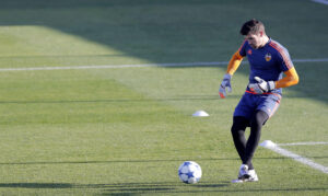 Fotografía de Manuel Bruque, en la que puede verse en una imagen de archivo del 8 de diciembre de 2015 al portero australiano Mathew Ryan, durante un entrenamiento con su equipo de entonces, el Valencia. EFE