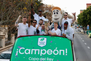 Fotografía de Jorge Zapata, en la que puede verse en una imagen de archivo del 17 de febrero de 2025 a los jugadores del Unicaja celebrando su título de Copa del Rey. EFE