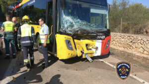 - Nueve personas han resultado heridas, tres de ellas de carácter grave, al colisionar este sábado un autobús de transporte interurbano regular, una furgoneta y un turismo en el acceso a Cala Mendia, en el municipio mallorquín de Manacor. El accidente se ha producido a las 9.40 horas en el kilómetro 14 de la carretera Ma-4014 y hasta el lugar se han desplazado seis ambulancias y tres dotaciones de bomberos, que han tenido que liberar al conductor de la furgoneta, atrapado entre los restos deformados del vehículo. EFE/Bomberos de Mallorca -SOLO USO EDITORIAL/SOLO DISPONIBLE PARA ILUSTRAR LA NOTICIA QUE ACOMPAÑA (CRÉDITO OBLIGATORIO)-