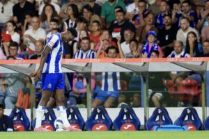 El jugador del FC Porto Samu Aghehowa se retira lesionado durante el partido de la Liga Portuguesa que han jugado Oporto y Gil Vicente en Barcelos, Portugal. EFE/EPA/JOSE COELHO