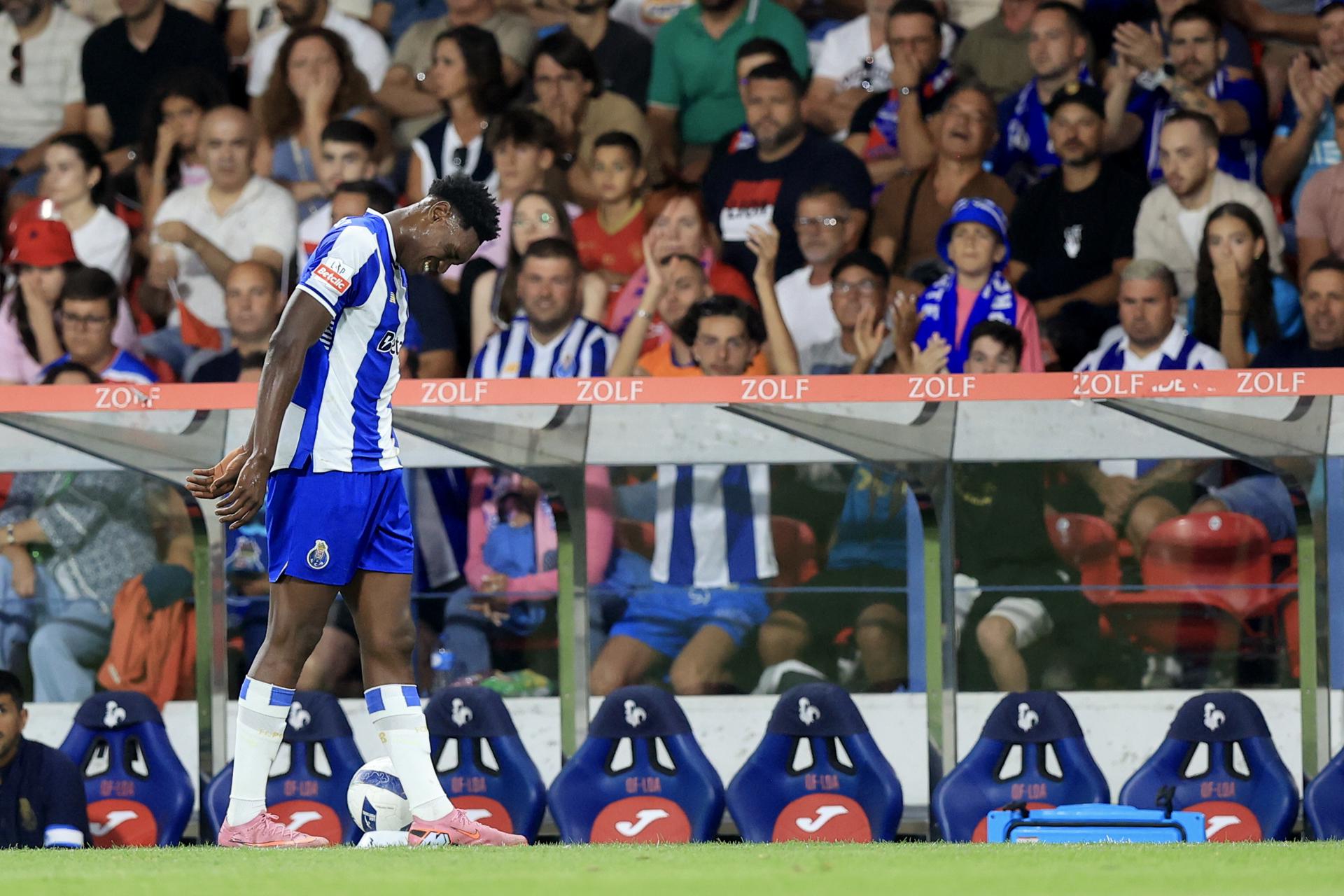 El jugador del FC Porto Samu Aghehowa se retira lesionado durante el partido de la Liga Portuguesa que han jugado Oporto y Gil Vicente en Barcelos, Portugal. EFE/EPA/JOSE COELHO