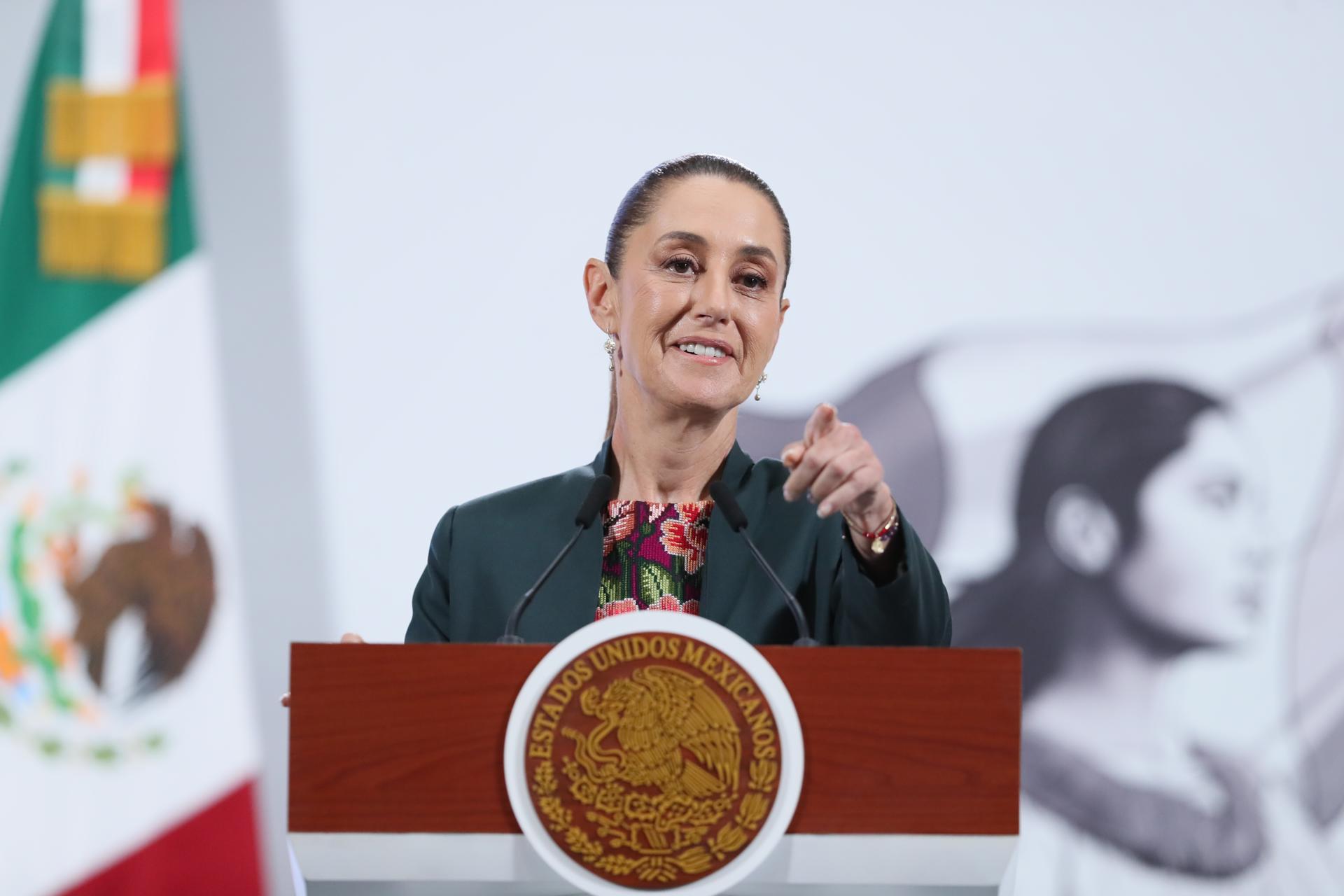 La presidenta de México, Claudia Sheinbaum, habla durante una rueda de prensa este jueves, en el Palacio Nacional de la Ciudad de México (México). EFE/ Mario Guzmán