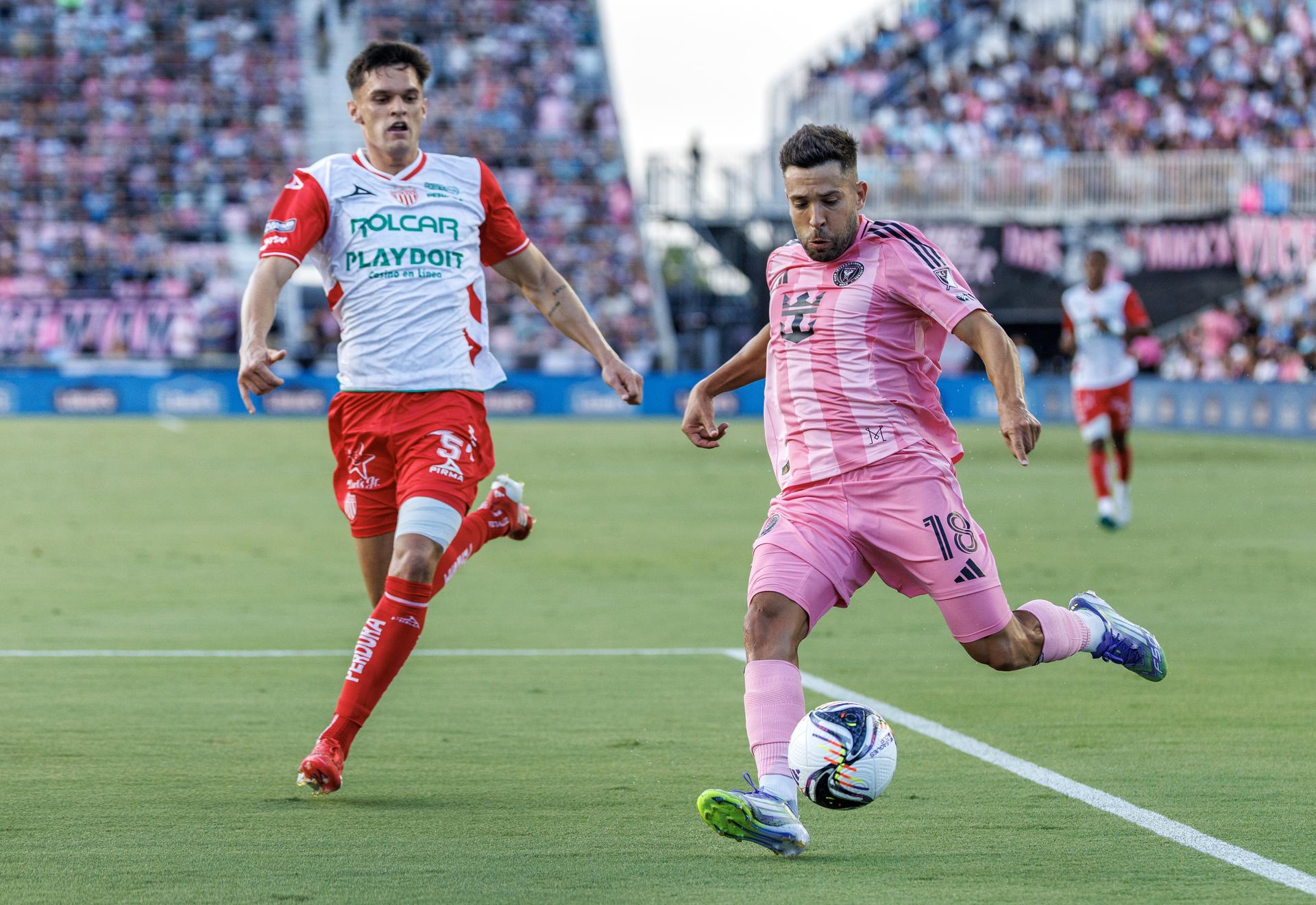 El defensor de Inter Miami CF Jordi Alba (R) en acción contra el mediocampista de Club Necaxa Tomas Jacob (L) durante el partido de fútbol de la Leagues Cup 2025. EFE/EPA/CRISTOBAL HERRERA-ULASHKEVICH