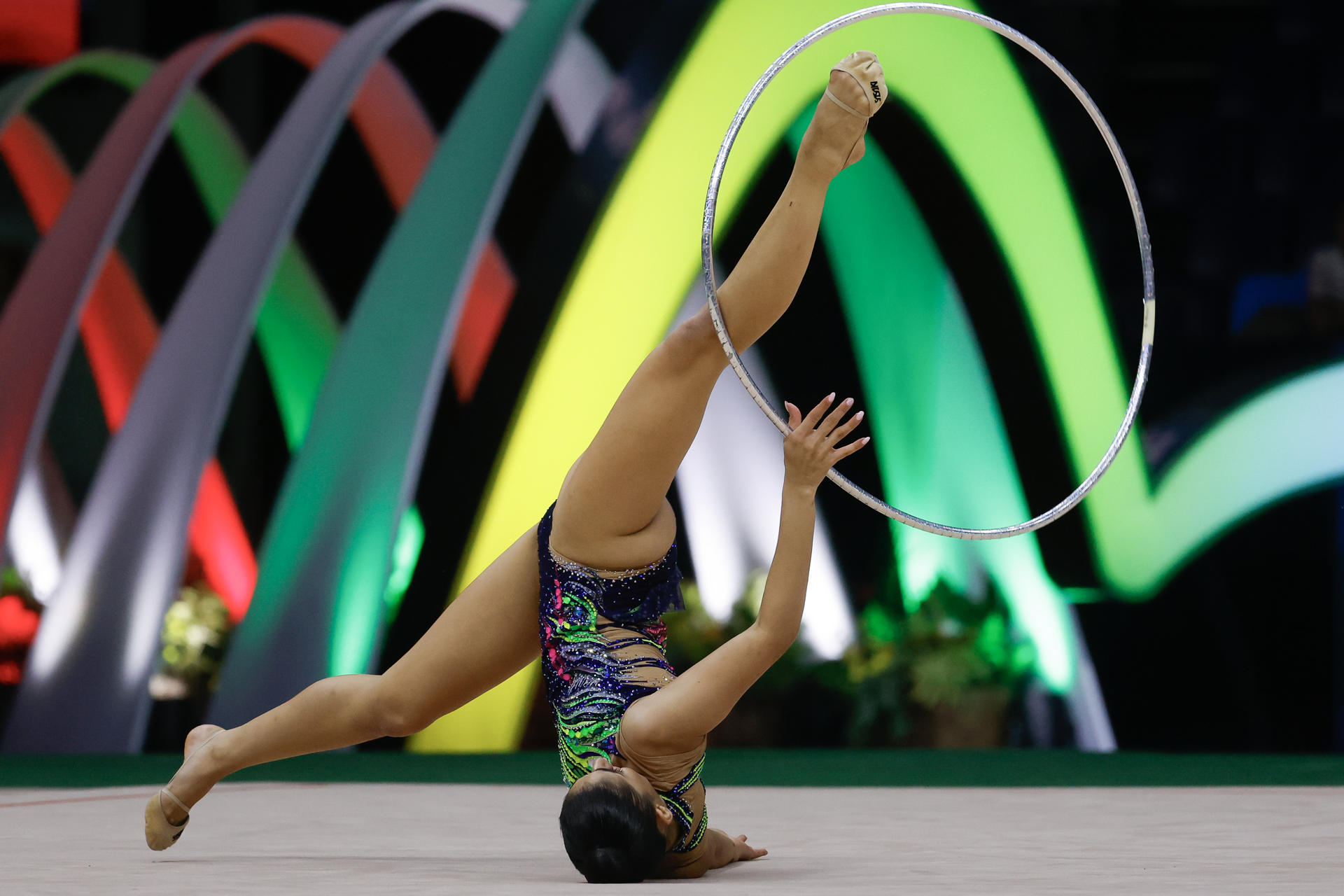 Eva Brezalieva, de Bulgaria, compite en el individual con aro durante el Campeonato Mundial de Gimnasia Rítmica en Río de Janeiro (Brasil). EFE/Antonio Lacerda