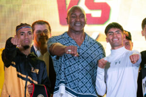 El legendario exboxeador estadounidense Evander Holyfield (c) participó este viernes en Caracas en la ceremonia de pesaje previa a la cartelera de exhibición en Caracas, en la que participaron figuras como el siete veces campeón mundial Jorge 'el Travieso' Arce y el monarca del peso superpluma Emanuel 'el Vaquero' Navarrete. EFE/ Ronald Peña R