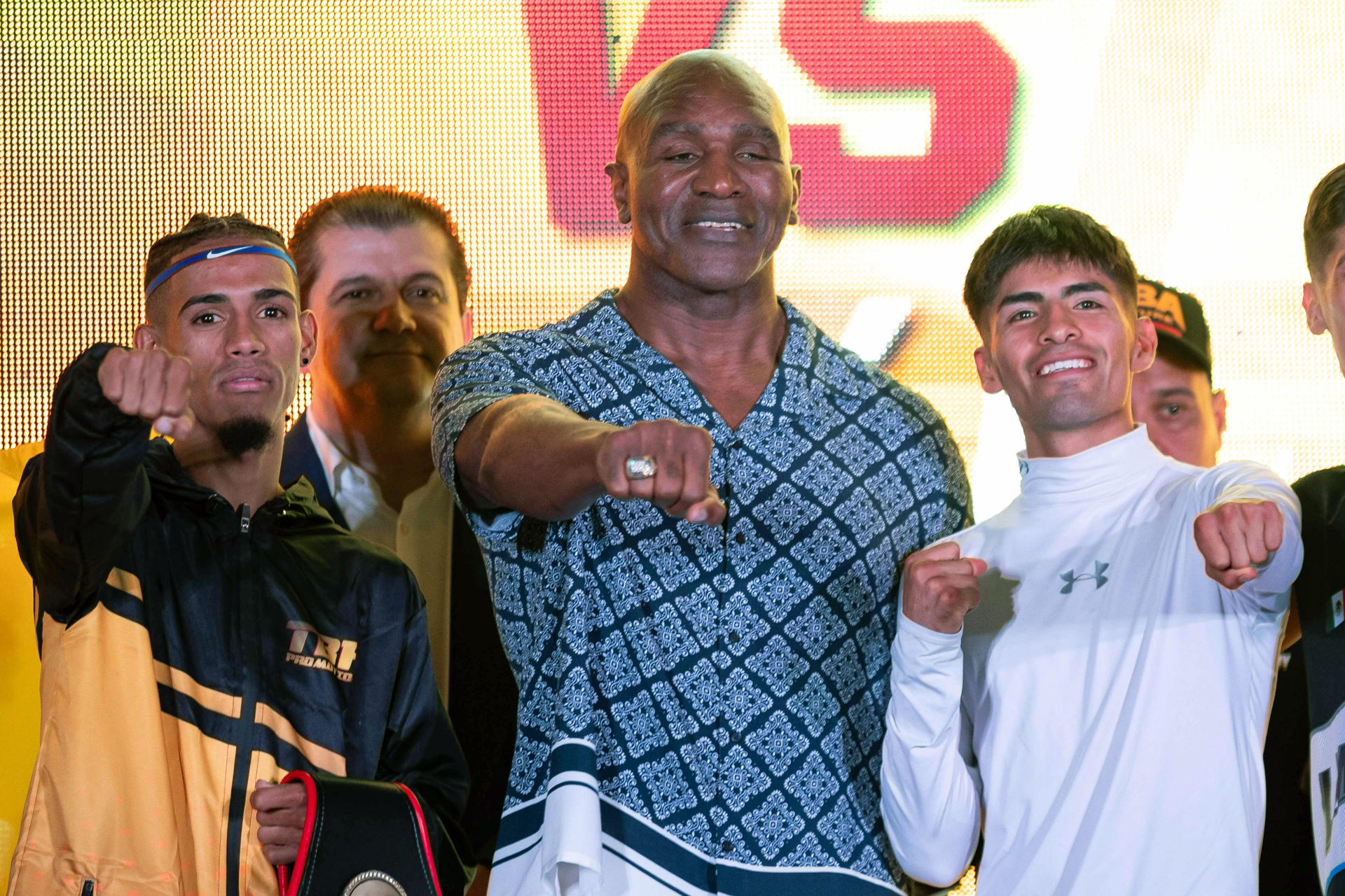 El legendario exboxeador estadounidense Evander Holyfield (c) participó este viernes en Caracas en la ceremonia de pesaje previa a la cartelera de exhibición en Caracas, en la que participaron figuras como el siete veces campeón mundial Jorge 'el Travieso' Arce y el monarca del peso superpluma Emanuel 'el Vaquero' Navarrete. EFE/ Ronald Peña R