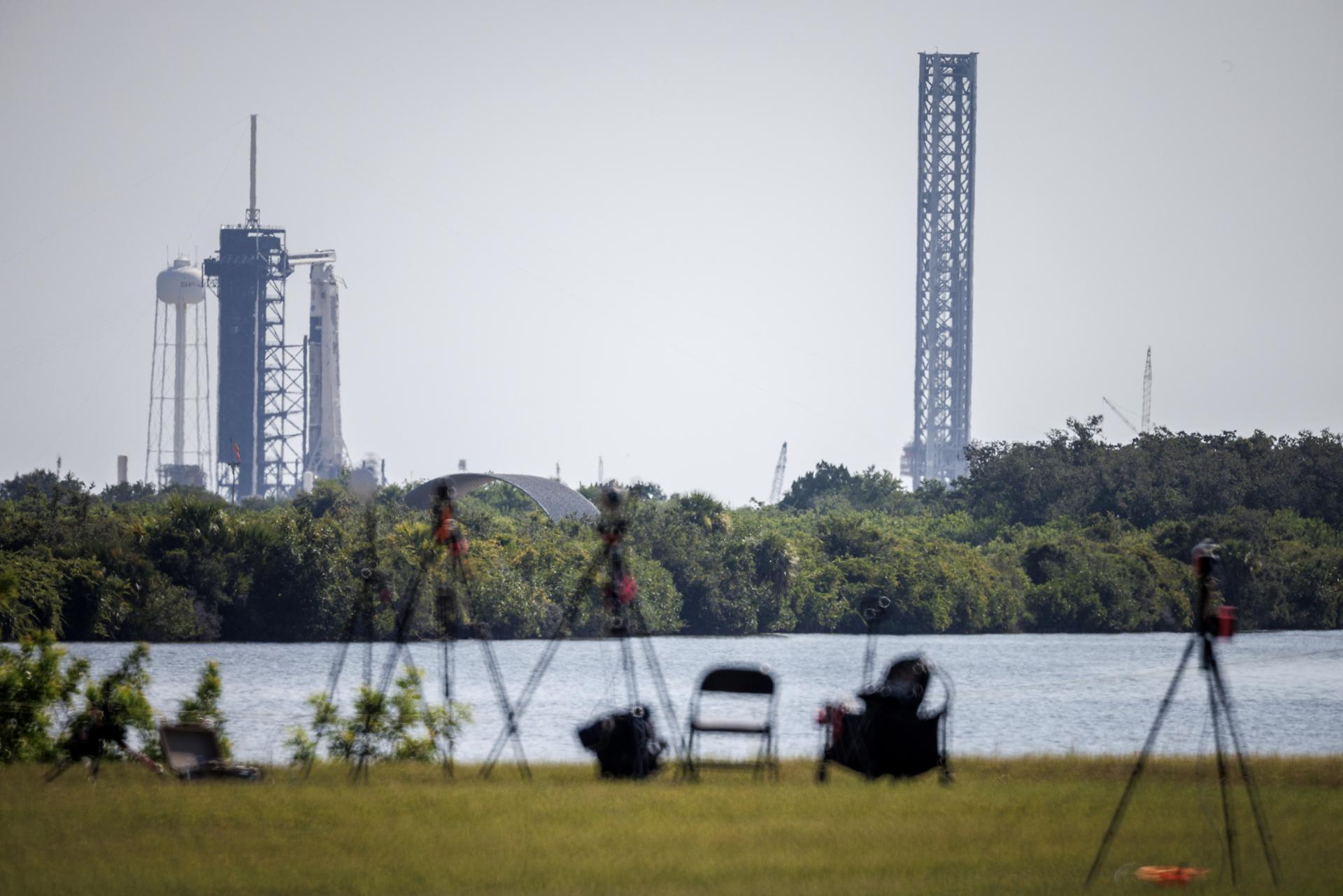 Fotografía de la nave espacial SpaceX Dragon en un cohete Falcon 9, que transporta la misión NASA Crew-11. EFE/Cristóbal Herrera-Ulashkevich
