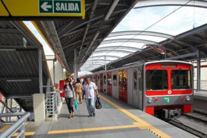 Foto de archivo de un grupo de personas que utiliza la Línea 1 del Metro de Lima (Perú). EFE/Paolo Aguilar