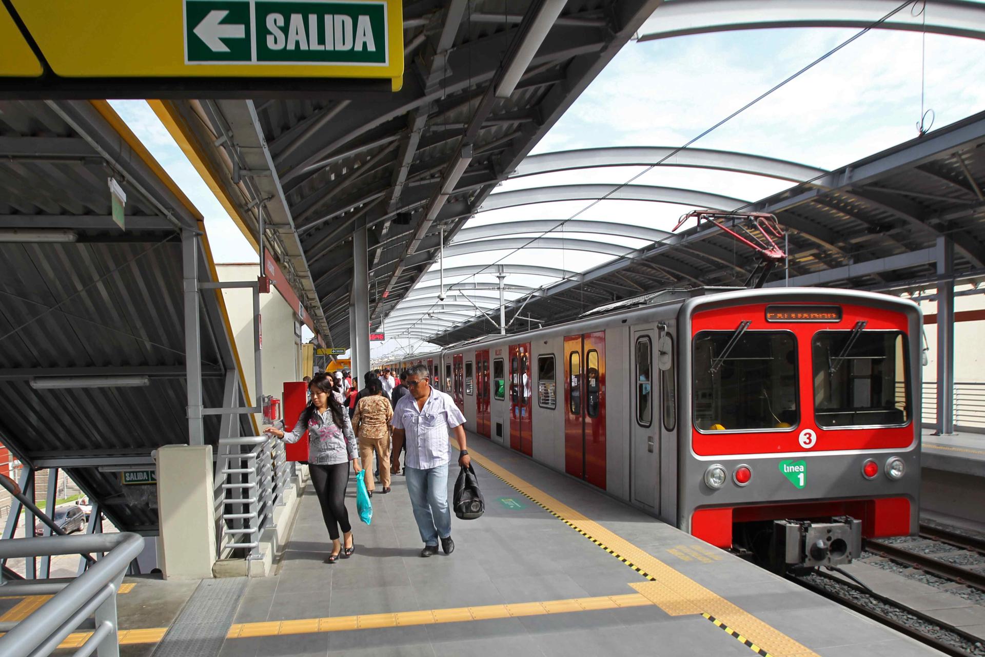 Foto de archivo de un grupo de personas que utiliza la Línea 1 del Metro de Lima (Perú). EFE/Paolo Aguilar