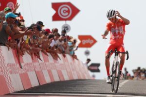 El argentino Germán Tivani celebra la victoria en la penúltima etapa de la Vuelta a Portugal. EFE/EPA/TIAGO PETINGA