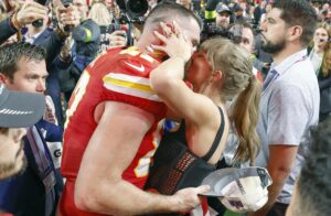 El ala cerrada de los Kansas City Chiefs, Travis Kelce (izq.), besa a la cantante estadounidense Taylor Swift, en Las Vegas, Nevada, EE. UU., el 11 de febrero de 2024. EFE/EPA/JOHN G. MABANGLO