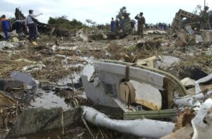 Miembros del cuerpo de rescate realizan labores en el lugar donde se estrelló el avión de West Caribbean, en el estado venezolano de Zulia. EFE/Archivo/Alejandro Mejias