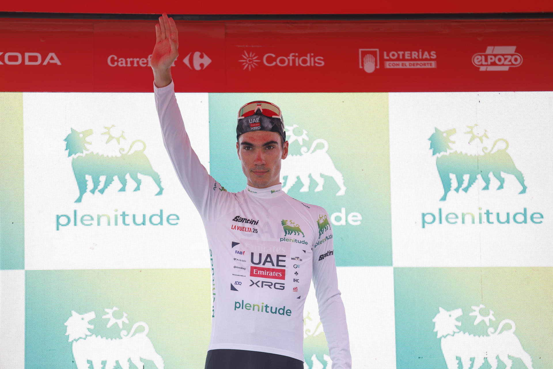 El ciclista español del UAE Emirates Juan Ayuso viste el maillot de líder de la clasificación del mejor joven en el podio tras la quinta etapa de la Vuelta a España, una contrarreloj por equipos de 24,1 kilómetros con salida y llegada en Figueres. EFE/ Javier Lizón