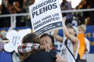 Fotografía del 12 de agosto de 2025 de manifestantes en Los Ángeles, California. EFE/CAROLINE BREHMAN