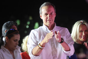 El candidato a la Presidencia de Bolivia por el partido Alianza Libre, Jorge 'Tuto' Quiroga, habla en el cierre de su campaña electoral este martes, en Santa Cruz (Bolivia). EFE/Juan Carlos Torrejón