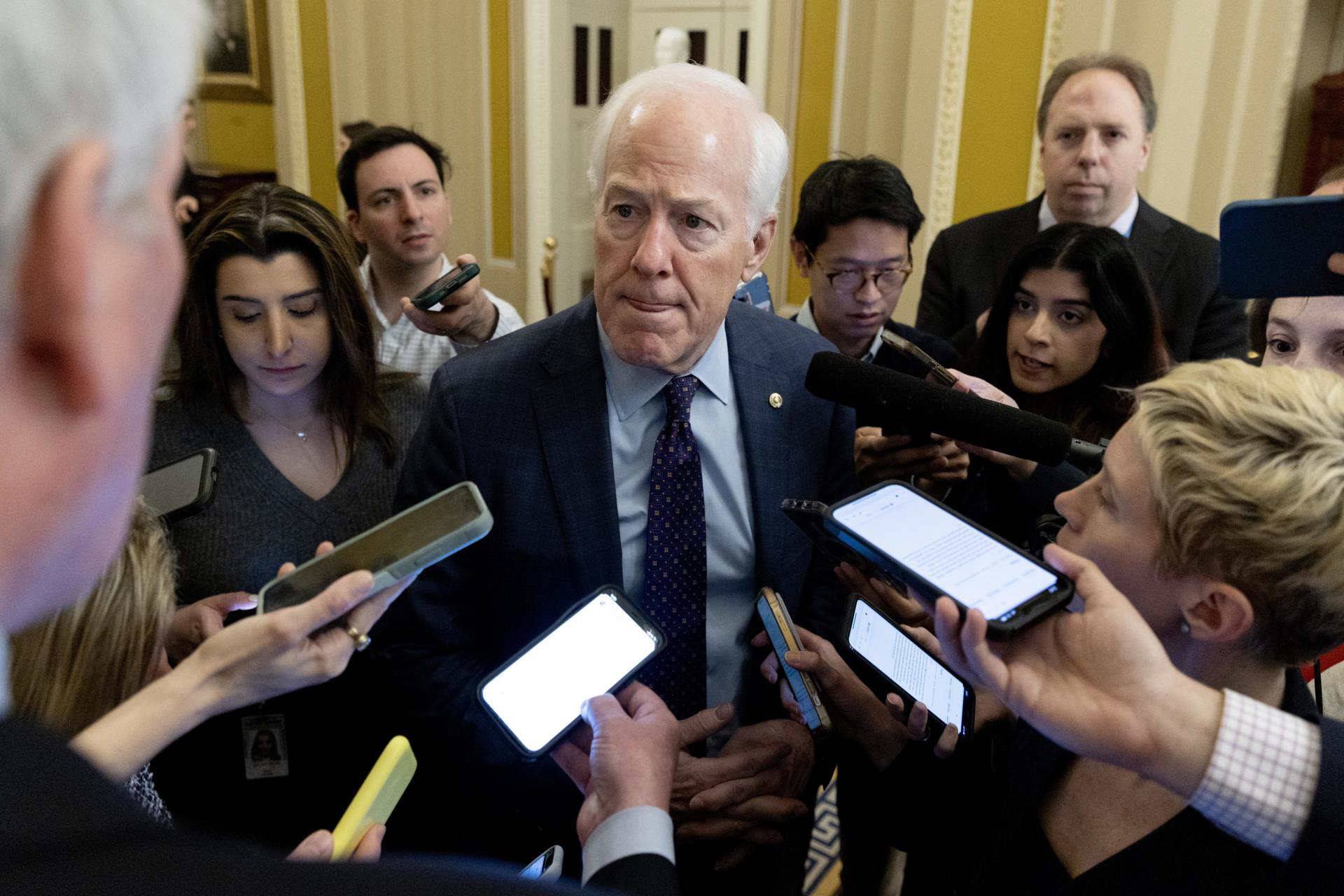 Fotografía de archivo del senador republicano por Texas John Cornyn (c), al atender a la prensa en la sede del Capitolio, en Washington DC (EE.UU.). EFE/Michael Reynolds