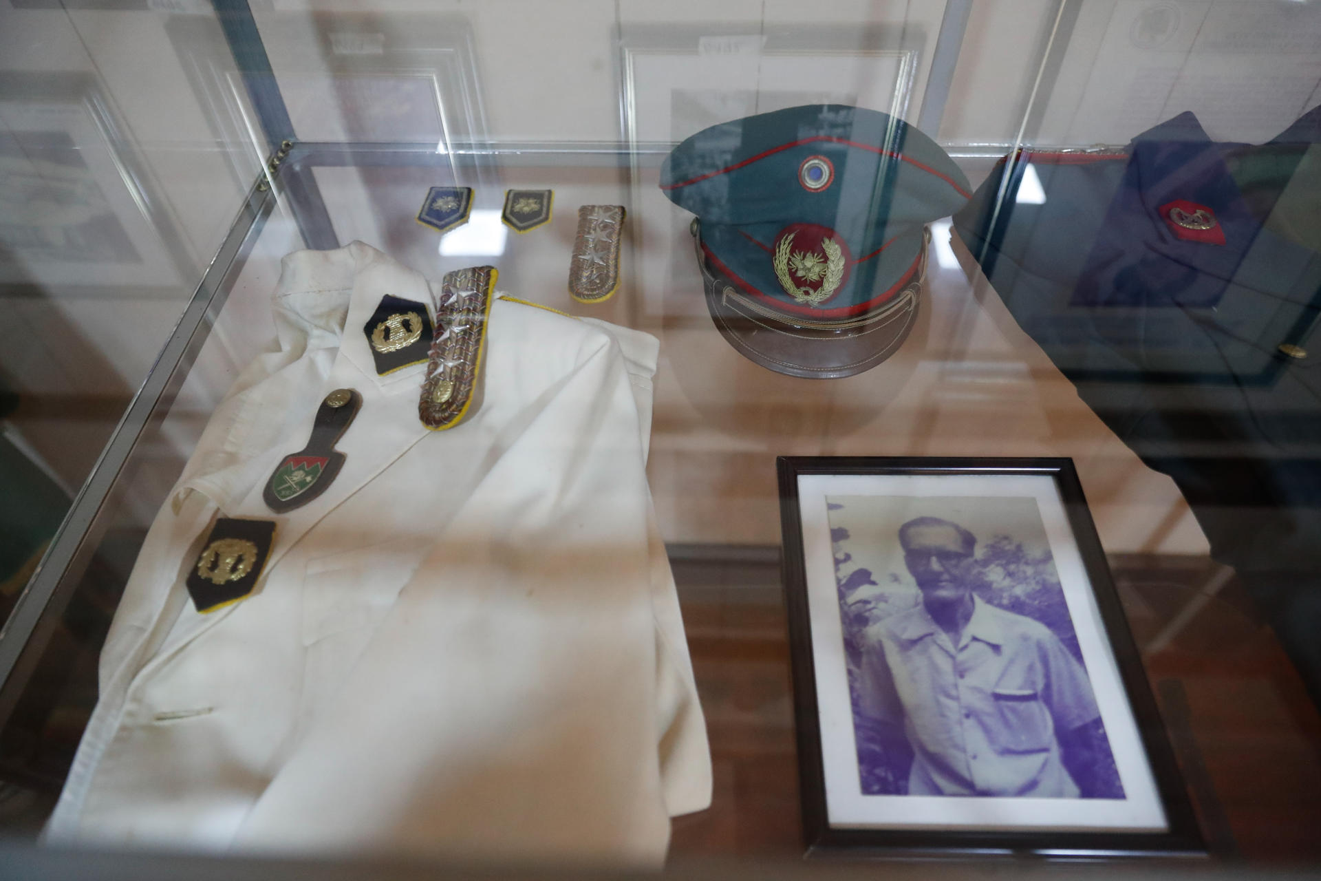 Fotografía de una antiguo uniforme militar que se exhibe en el Centro Histórico Cultural Edwin Krug, el 28 de agosto de 2025 en Hohenau (Paraguay). EFE/Juan Pablo Pino