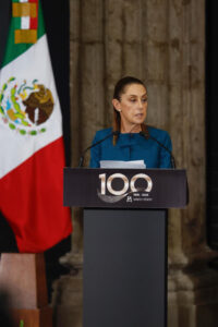 La presidenta de México, Claudia Sheinbaum, habla en la conmemoración del 100 aniversario de la fundación de Banxico este lunes, en Ciudad de México (México). EFE/ Sáshenka Gutiérrez