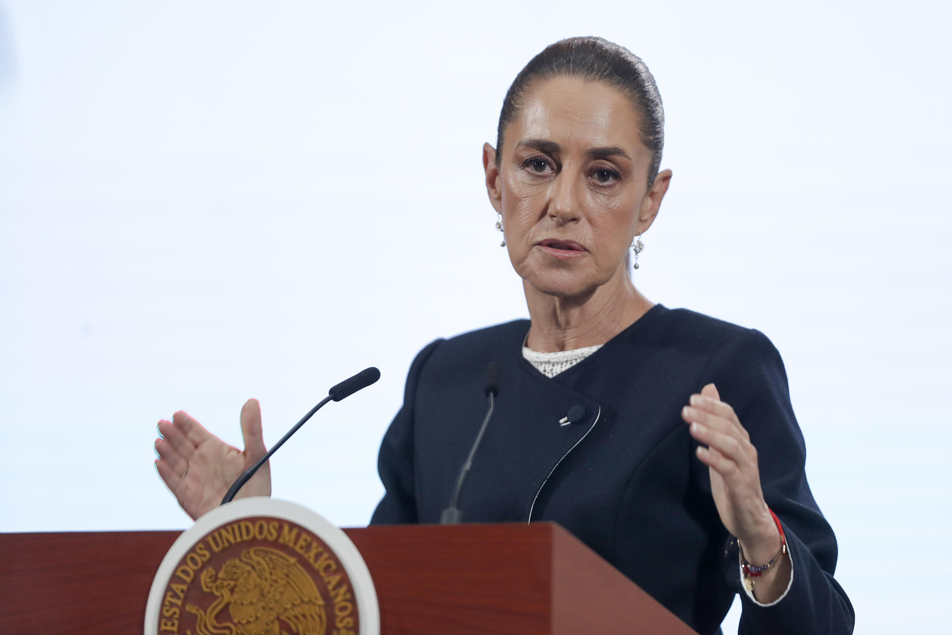 La presidenta de México, Claudia Sheinbaum, habla en una rueda de prensa este martes, en el Palacio Nacional de la Ciudad de México (México). EFE/ Isaac Esquivel
