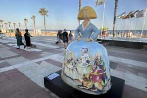 HUELVA, 03/08/2025.- Imagen de la Menina que se puede ver en el paseo marítimo de La Antilla, en Lepe (Huelva). EFE/Fermín Cabanillas