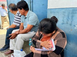 Fotografía de archivo, tomada el pasado 4 de mayo, de un grupo de familiares de uno de los trece mineros asesinados en yacimiento aurífero de la región peruana de Pataz, durante su velorio, en Trujillo (Perú). EFE/Sergio Sebastián