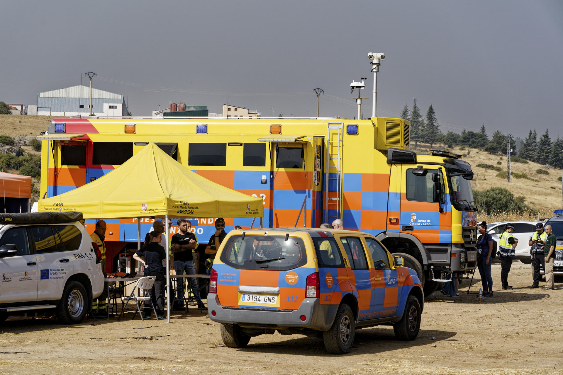 Puesto de Mando Avanzado en la localidad abulense de Las Navas del Marqués, en el que se realizan labores de extinción del incendio que se declaró a primera hora de la tarde del viernes en el municipio abulense de San Bartolomé de Pinares y avanzó en dirección a Las Navas del Marqués, en el este de la provincia de Ávila. Los técnicos de extinción tratan de asegurar el perímetro para evitar reproducciones, ante el viento y el aumento de temperaturas que se produzca durante este sábado. EFE/ Raúl Sanchidrián