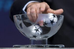 Fotografía de Salvatore di Nolfi, en el que puede verse en una imagen de archivo del 7 de agosto de 2009 el bombo del sorteo de Liga de Campeones de la UEFA. EFE