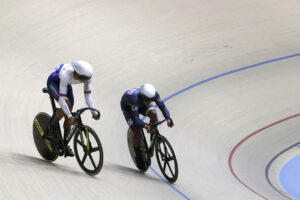 Alberto Torres (i) de Venezuela y Francisco Jaramillo de Colombia compiten en la categoría de ciclismo de pista velocidad masculino, en los II Juegos Panamericanos Junior. EFE/Rodrigo Sepulveda