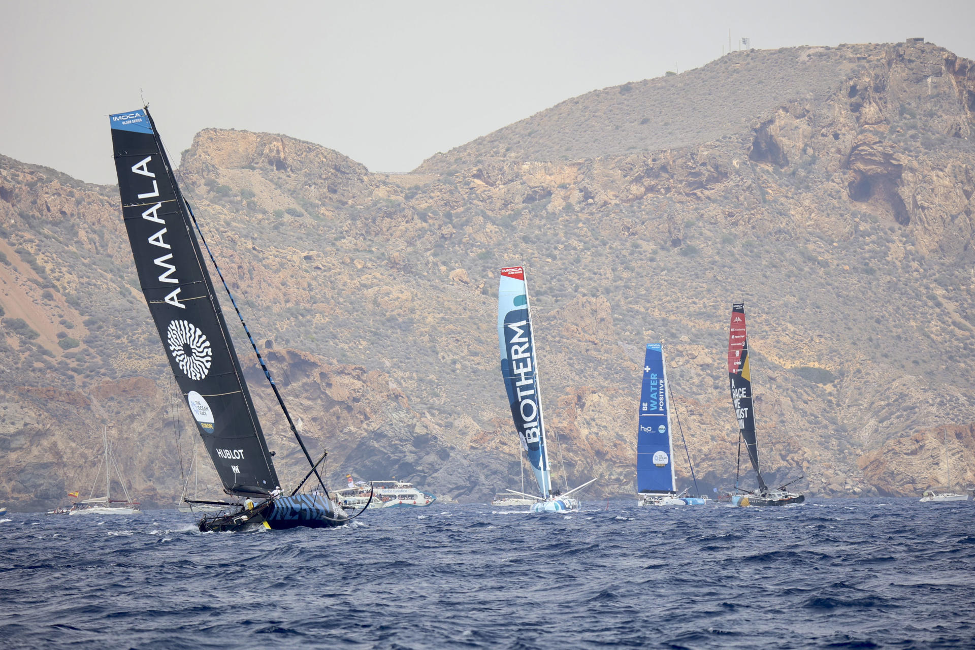 Los equipos participantes en The Ocean Race Europe han zarpado esta tarde desde el puerto de Cartagena rumbo a Niza, en la etapa que marca el inicio del tramo Mediterráneo de la competición, bajo la expectación de numerosos aficionados y con condiciones favorables de viento para la navegación. EFE/Juan Carlos Caval