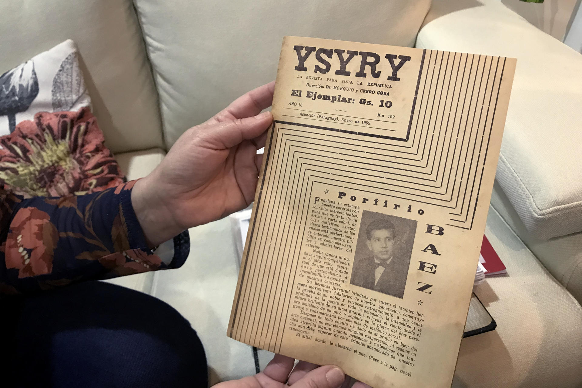 Fotografía del 20 de agosto de 2025 de un ejemplar de la revista literaria Ysyry, que publicó canciones y poemas en guaraní, entre 1942 y 1995. EFE/ Javier Aliaga