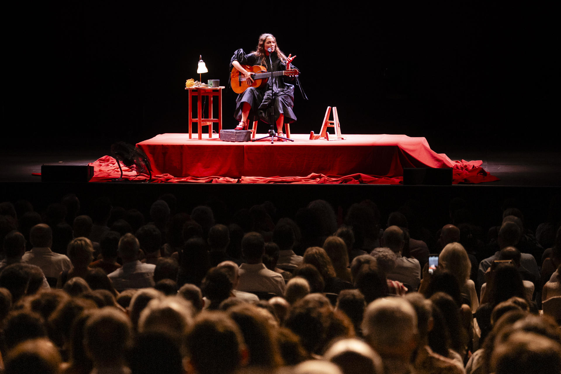 La artista más laureada en los Grammy Latinos, la mexicana Natalia Lafourcade, visita este lunes el festival de Cap Roig, donde aprovecha el entorno íntimo junto al mar para repasar sus temas más populares y presentar nuevos temas. EFE/David Borrat.
