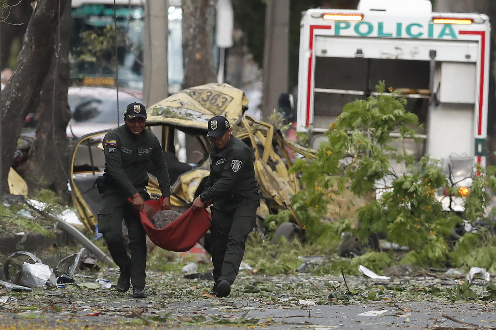Integrantes de la Policía Nacional trasladan un cilindro tras una explosión en inmediaciones de la Escuela Militar de Aviación Marco Fidel Suárez este jueves, en Cali (Colombia). EFE/ Ernesto Guzmán Jr
