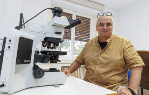 El biólogo del Instituto de Investigación en Ciencias Ambientales de Aragón, Pere Bover, habla con EFE de la desextinción, una obsesión incrementada por Hollywood y sus dinosaurios pero que es compleja de lograr. Lo que se está haciendo hoy día no es resucitar especies, sino tunearlas, es decir, modificar a los animales actuales para que se parezcan a los extinguidos". EFE/JAVIER BELVER