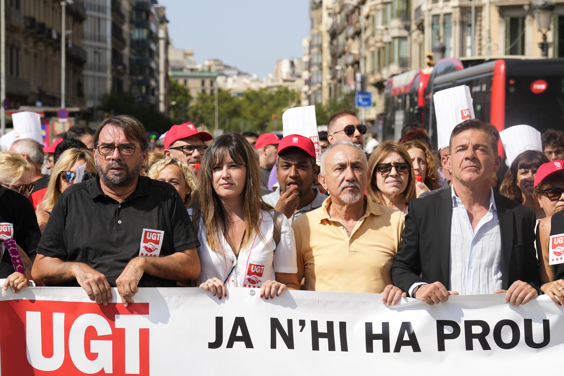 El secretario general de UGT Catalunya, Camil Ros (i) y el secretario general de la organización, Pepe Álvarez (2d) han participado este jueves en la concentración que el sindicato ha convocado en el centro de Barcelona, para reclamar mejoras en las condiciones laborales de los trabajadores del sector de la hostelería, que ve cada vez más precarias pese al crecimiento del sector turístico, con récords de visitantes año tras año.EFE/ Alejandro García
