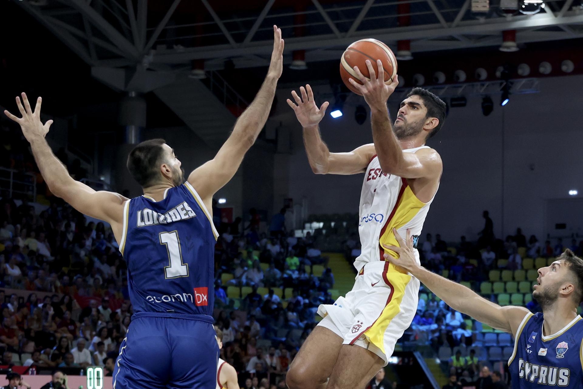 El jugador español Santi Aldama (c) cn acción ante el chipriota Christos Loizides durante el tercer partido del FIBA EuroBasket 2025 del grupo C que ha medido a España y a Chipre en Limasol, Chipre. EFE/EPA/GEORGI LICOVSKI