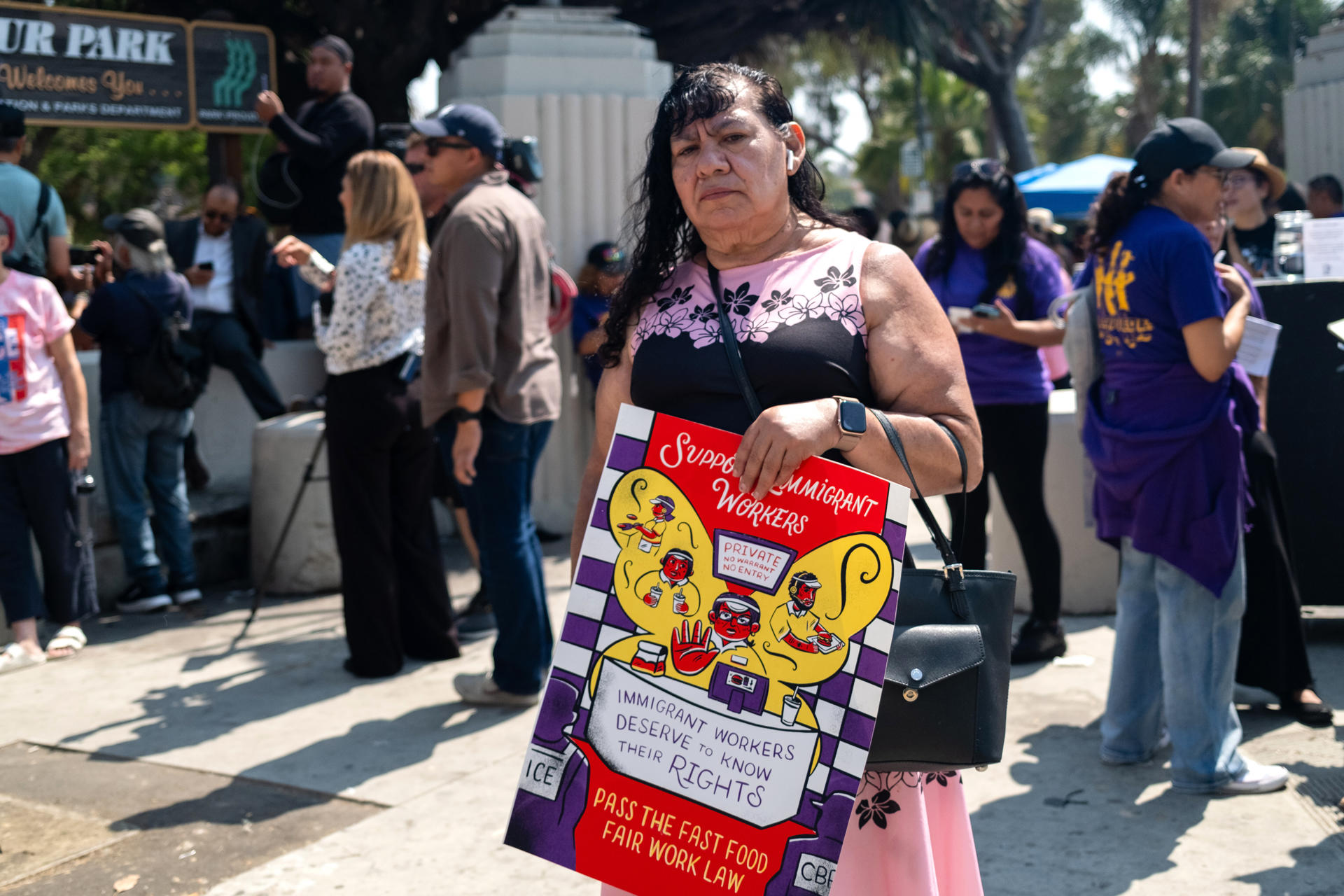 Fotografía cedida por la Coalición por los Derechos Humanos de los Inmigrantes (CHIRLA) que muestra a la ciudadana estadounidense Reyna posando con un cartel este martes, en Los Ángeles (Estados Unidos). EFE/ Coalición por los derechos humanos de los inmigrantes