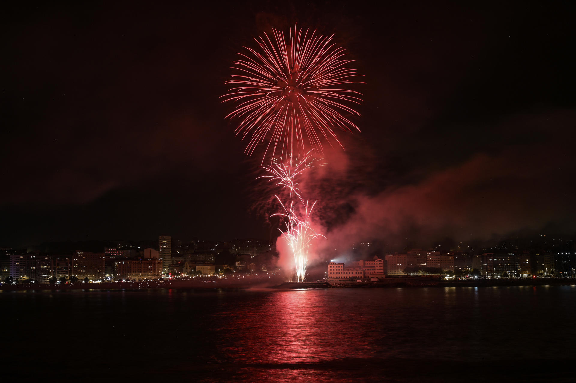 La ciudad de A Coruña ha vuelto a rechazar este viernes por la noche la invasión inglesa en una nueva celebración de la batalla naval pirotécnica. Cerca de 100.000 personas se han reunido en torno a la bahía de A Coruña, en las plazas de Riazor y Orzán, para presenciar el espectáculo pirotécnico que simula la batalla que se produjo en A Coruña entre el 4 de mayo de 1589 y el día 19 de aquel mes. La lucha fue entre la Invencible Inglesa, comandada por sir Francis Drake, y las apenas 4.000 personas que vivían en aquella ciudad gobernada por Juan Pacheco de Toledo, marqués de Cerralbo. EFE/ Moncho Fuentes