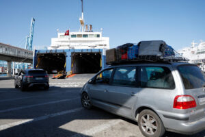 La Operación Paso del Estrecho (OPE) afronta desde hoy y hasta el próximo lunes el mayor pico de afluencia previsto para el dispositivo 2025, con una previsión de llegadas de más de 25.000 vehículos a los puertos gaditanos de Tarifa y Algeciras. EFE/ A. Carrasco Ragel