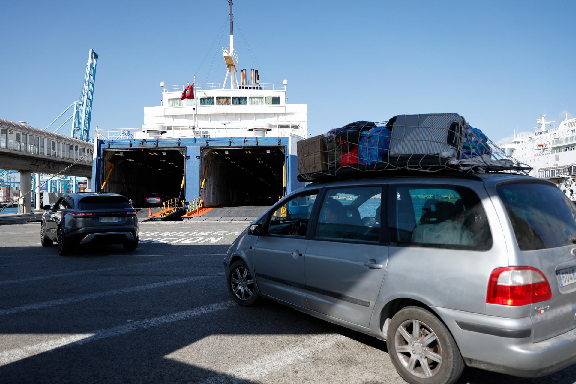 La Operación Paso del Estrecho (OPE) afronta desde hoy y hasta el próximo lunes el mayor pico de afluencia previsto para el dispositivo 2025, con una previsión de llegadas de más de 25.000 vehículos a los puertos gaditanos de Tarifa y Algeciras. EFE/ A. Carrasco Ragel