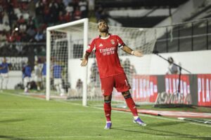 El jugador del Benfica Vangelis Pavlidis logra el 0-1 durante el partido de la Liga Portuguesa que han jugado Estrela da Amadora y SL Benfica en Amadora, Portugal. EFE/EPA/MIGUEL A. LOPES