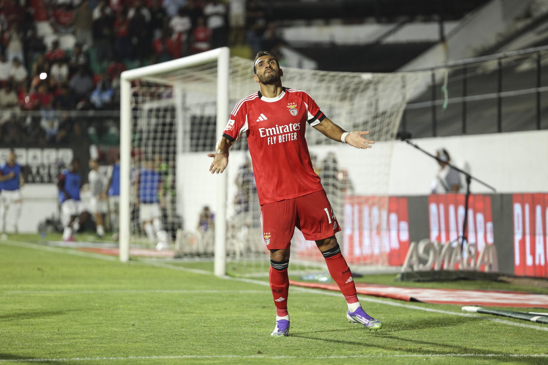 El jugador del Benfica Vangelis Pavlidis logra el 0-1 durante el partido de la Liga Portuguesa que han jugado Estrela da Amadora y SL Benfica en Amadora, Portugal. EFE/EPA/MIGUEL A. LOPES